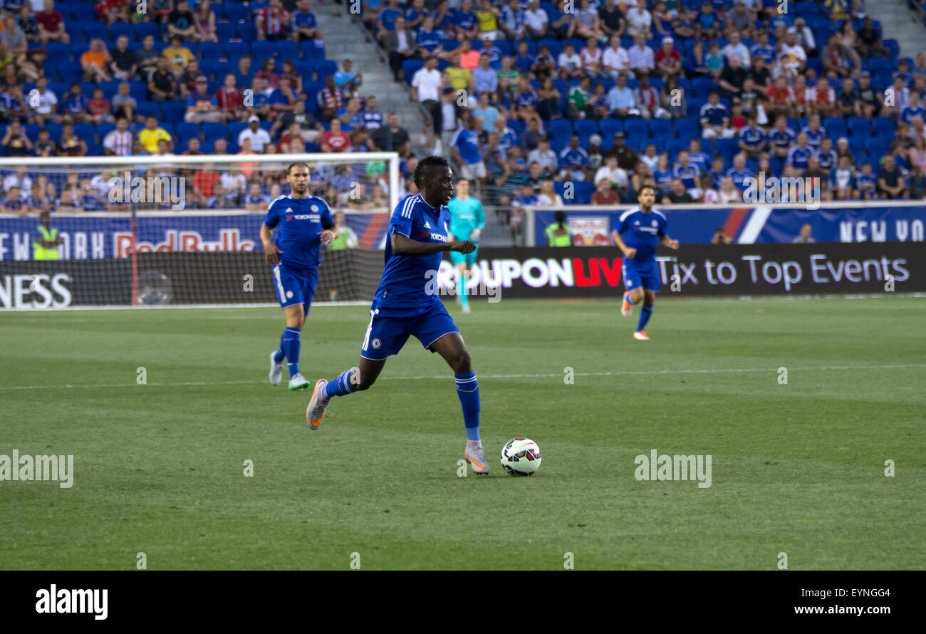 Harrison, NJ USA - Luglio 22, 2015: Bertrand Traore (in primo piano) controlla la palla durante il gioco tra New York fatture rosso e Chelsea FC a Red Bulls arena Foto Stock