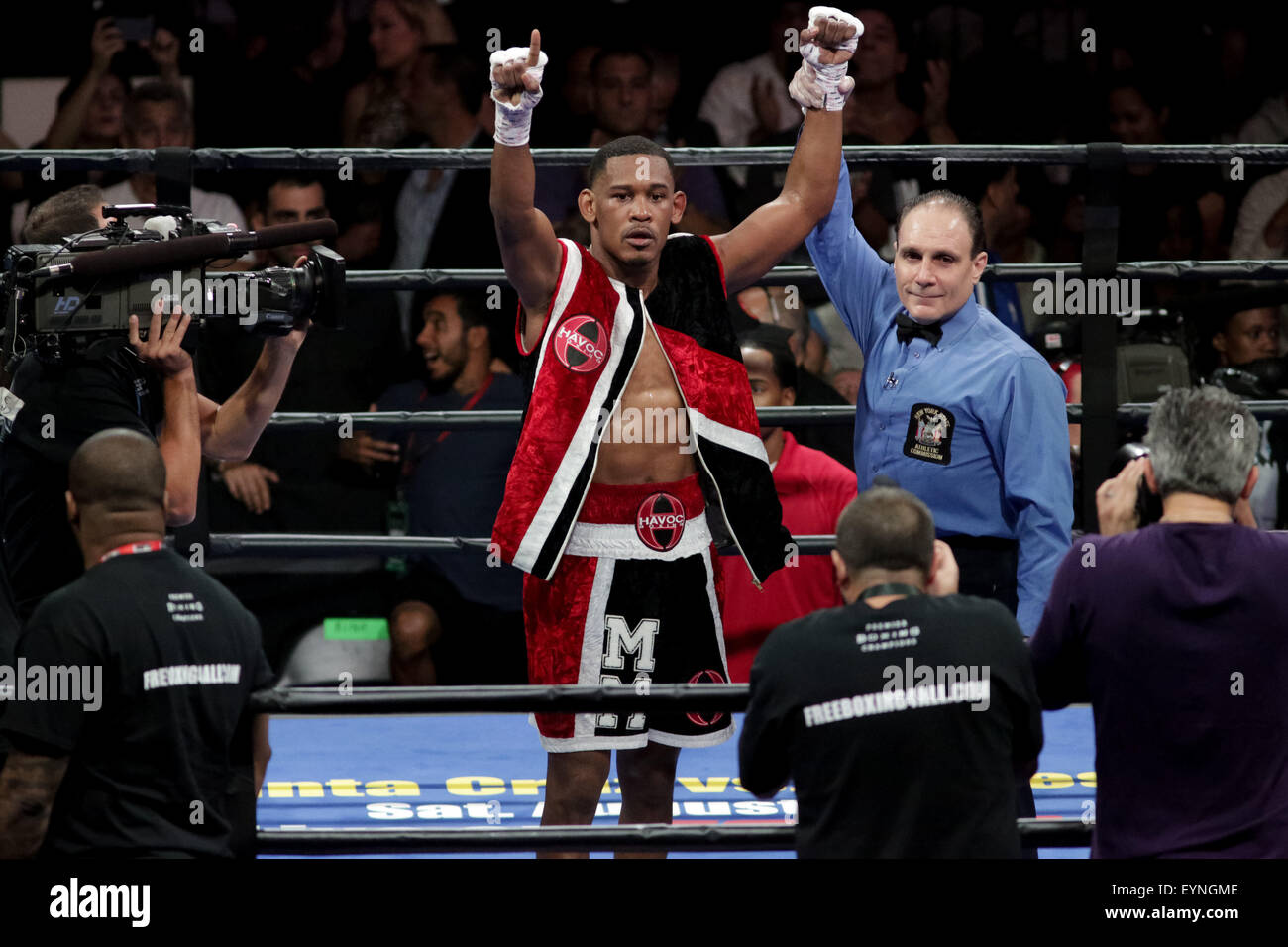 Brooklyn, New York, Stati Uniti d'America. 1 agosto, 2015. DANIEL JACOBS (rosso trunk) celebra dopo la sconfitta di Sergio Mora battaglia in un middleweight bout presso la Barclays Center di Brooklyn, New York. Credito: Joel Plummer/ZUMA filo/Alamy Live News Foto Stock