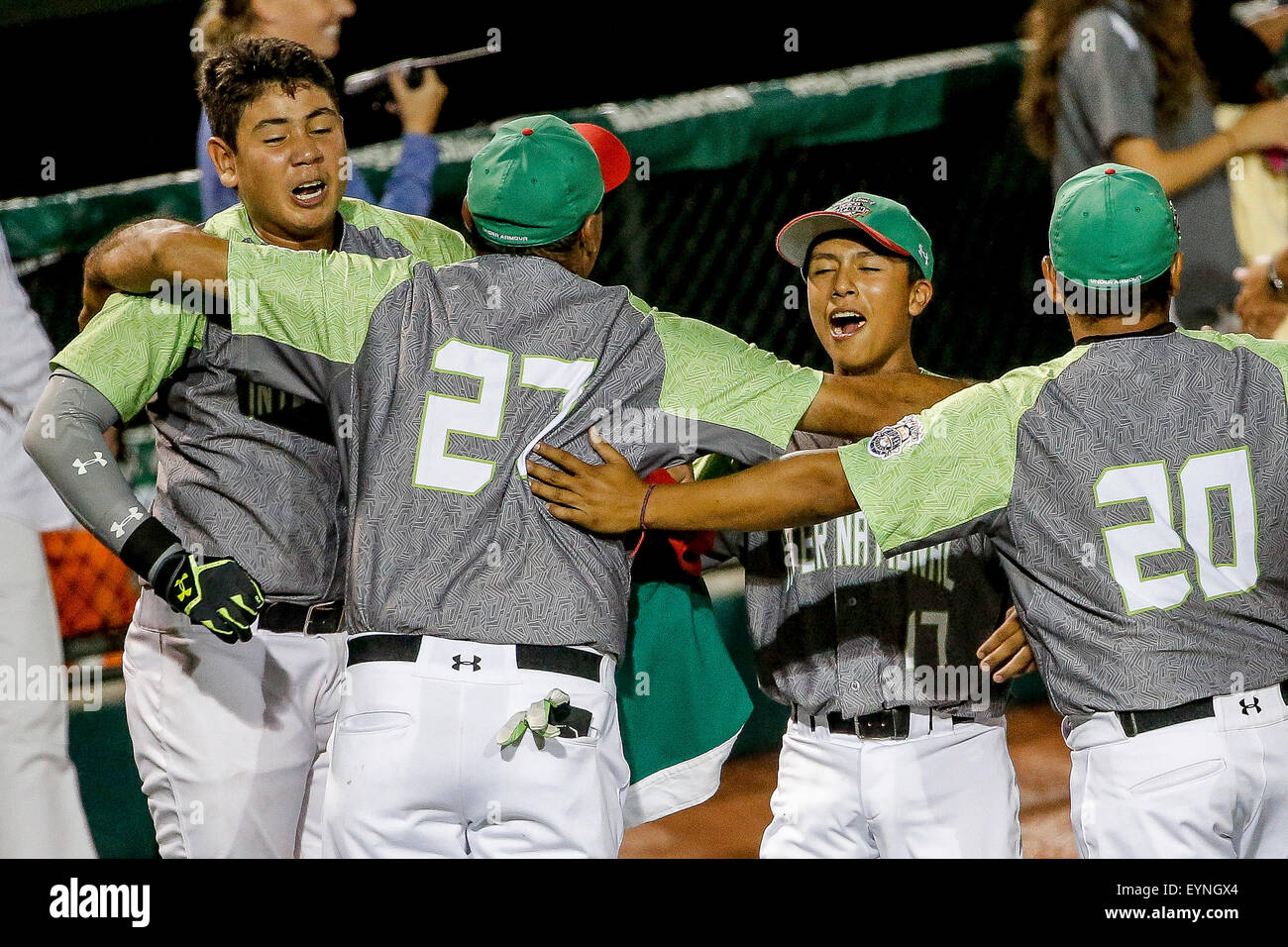 Aberdeen, Maryland, Stati Uniti d'America. 1 agosto, 2015. 1 agosto 2015: Il Messico celebra dopo la vittoria del Campionato del Mondo del 2015 Cal Ripken World Series a Ripken esperienza powered by sotto la corazza di Aberdeen, Maryland. Jon Durr/Ripken Baseball/CSM/Alamy Live News Foto Stock