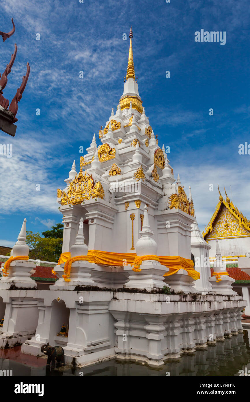 Srivijayan-style chedi del Wat Phra Borom che in Chaiya, nel sud della Thailandia. Foto Stock