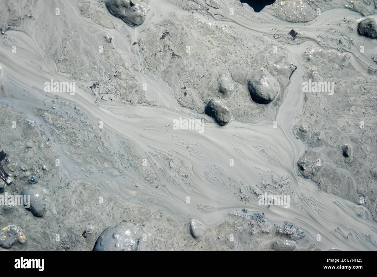 Ghiaia di fango e flusso nella sporcizia dell'Alaska. Foto Stock