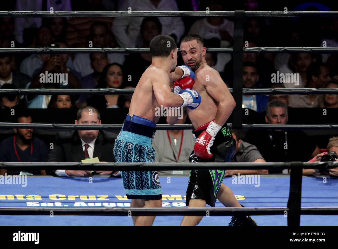 Brooklyn, New York, Stati Uniti d'America. 1 agosto, 2015. DANNY GARCIA E PAULIE MALIGNAGGI (nero linee trunk) battaglia in un welterweight bout presso la Barclays Center di Brooklyn, New York. Credito: Joel Plummer/ZUMA filo/Alamy Live News Foto Stock