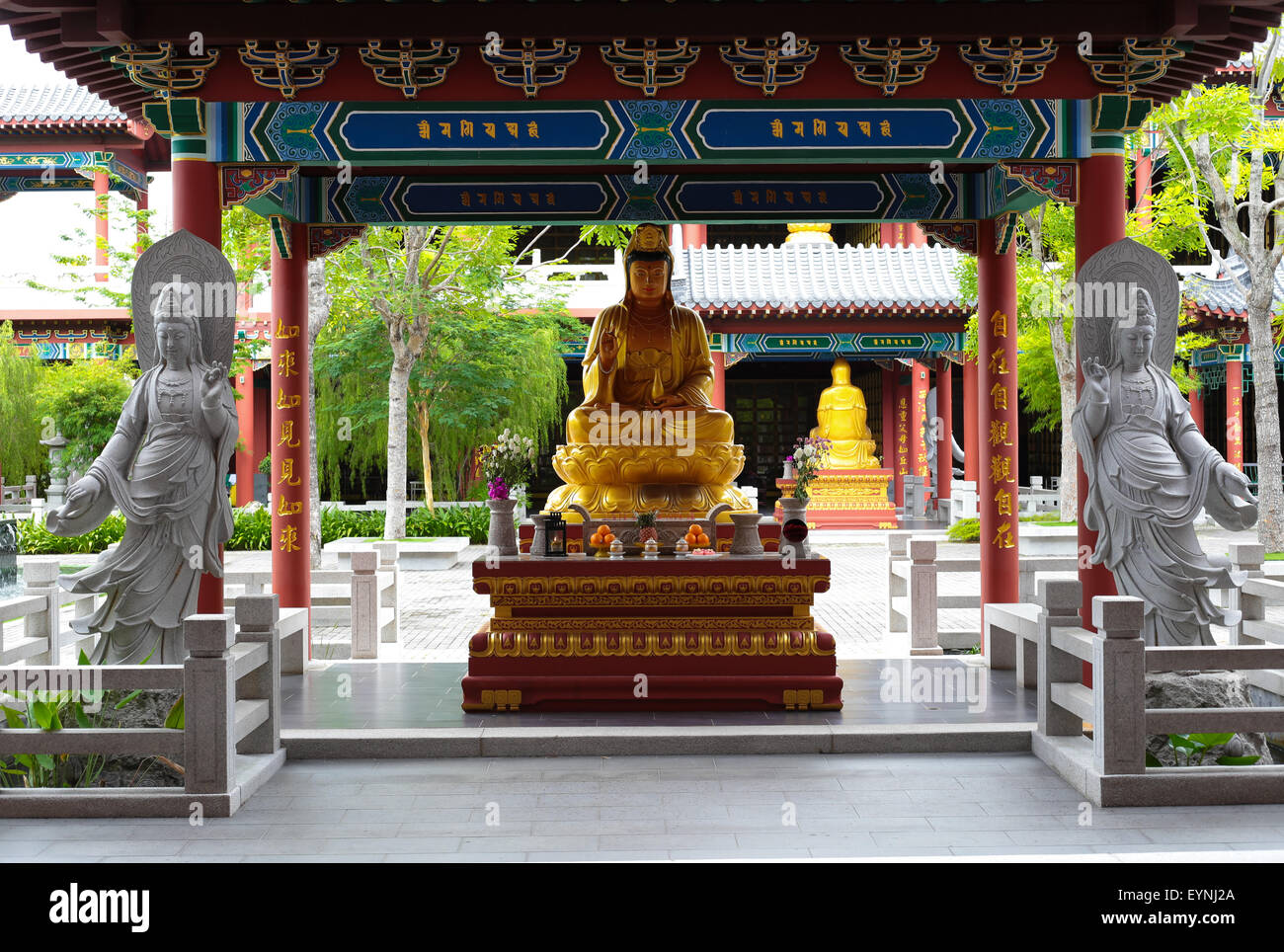 Statue di Buddha in un moderno parco memoriale in Malaysia. Foto Stock