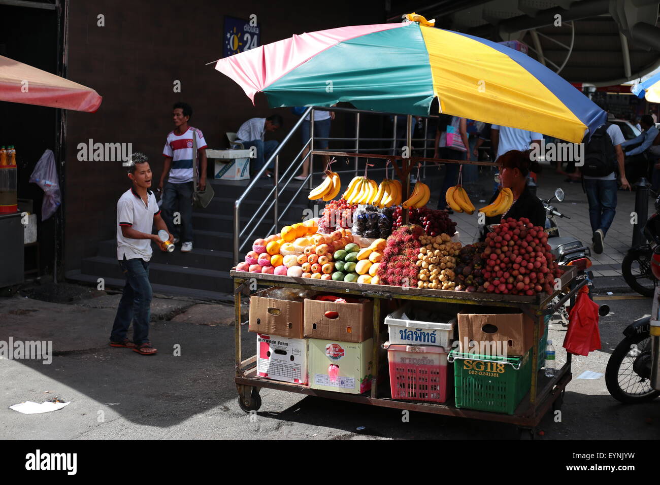 Pressione di stallo di frutta hawker vicino a Chinatown, Petaling Street, Kuala Lumpur in Malesia. Foto Stock