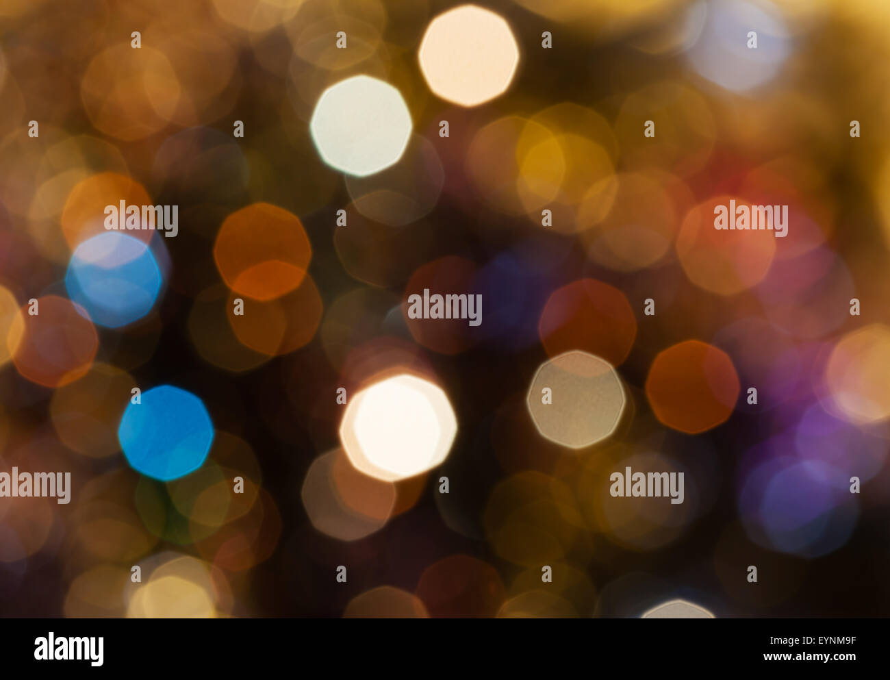 Abstract sfondo sfocato - marrone scuro scintillanti luci di Natale di le ghirlande elettriche su albero di Natale Foto Stock