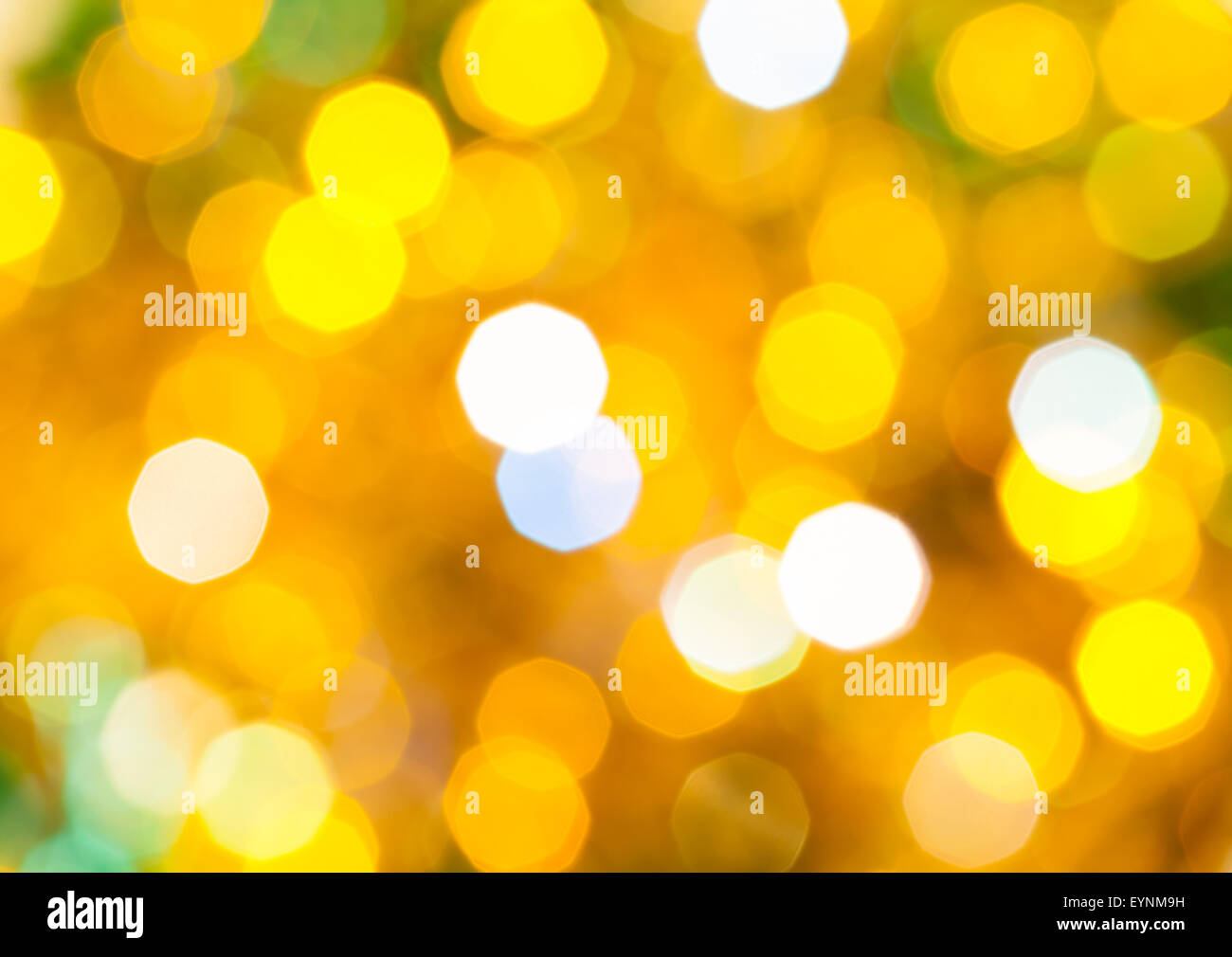 Abstract sfondo sfocato - giallo e verde lo sfarfallio delle luci di Natale di le ghirlande elettriche su albero di Natale Foto Stock