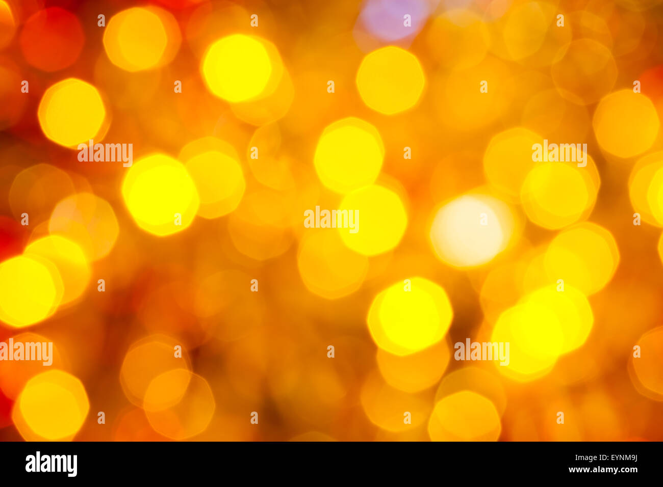 Abstract sfondo sfocato - marrone, giallo e rosso scintillanti luci di Natale di le ghirlande elettriche su albero di Natale Foto Stock