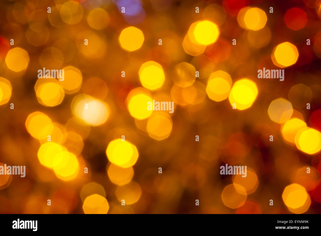 Abstract sfondo sfocato - marrone scuro, giallo e rosso lo sfarfallio delle luci di Natale di le ghirlande elettriche su albero di Natale Foto Stock