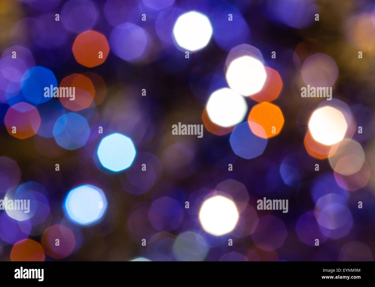 Abstract sfondo sfocato - blu scuro e viola lo sfarfallio delle luci di Natale di le ghirlande elettriche su albero di Natale Foto Stock