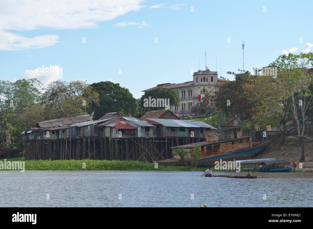 Le case galleggianti sul fiume Itaya, a Iquitos, nell'Amazzonia peruviana Foto Stock