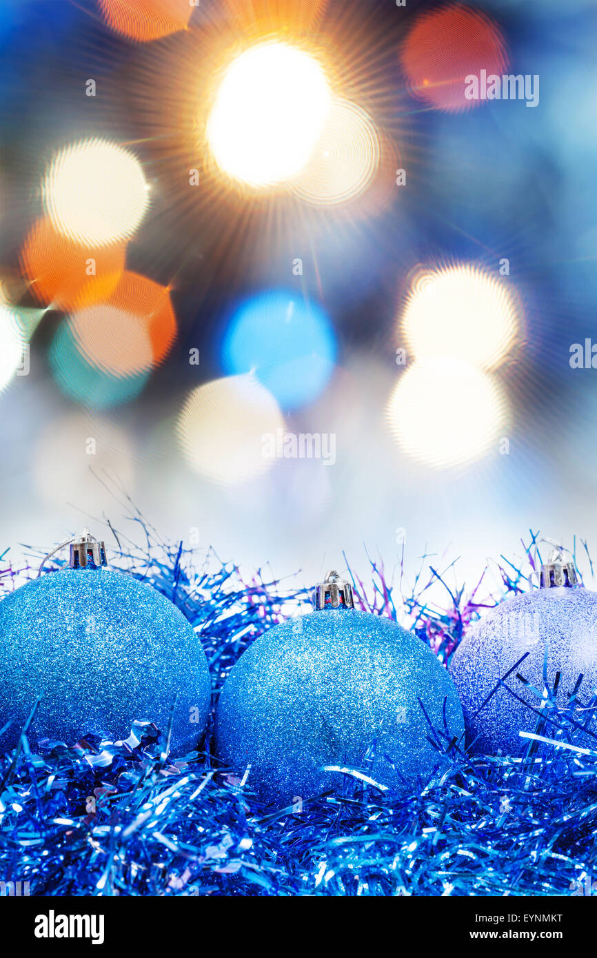 Xmas ancora in vita - blue balls, tinsel con sfocati di rosso e di blu le luci di Natale sfondo Foto Stock