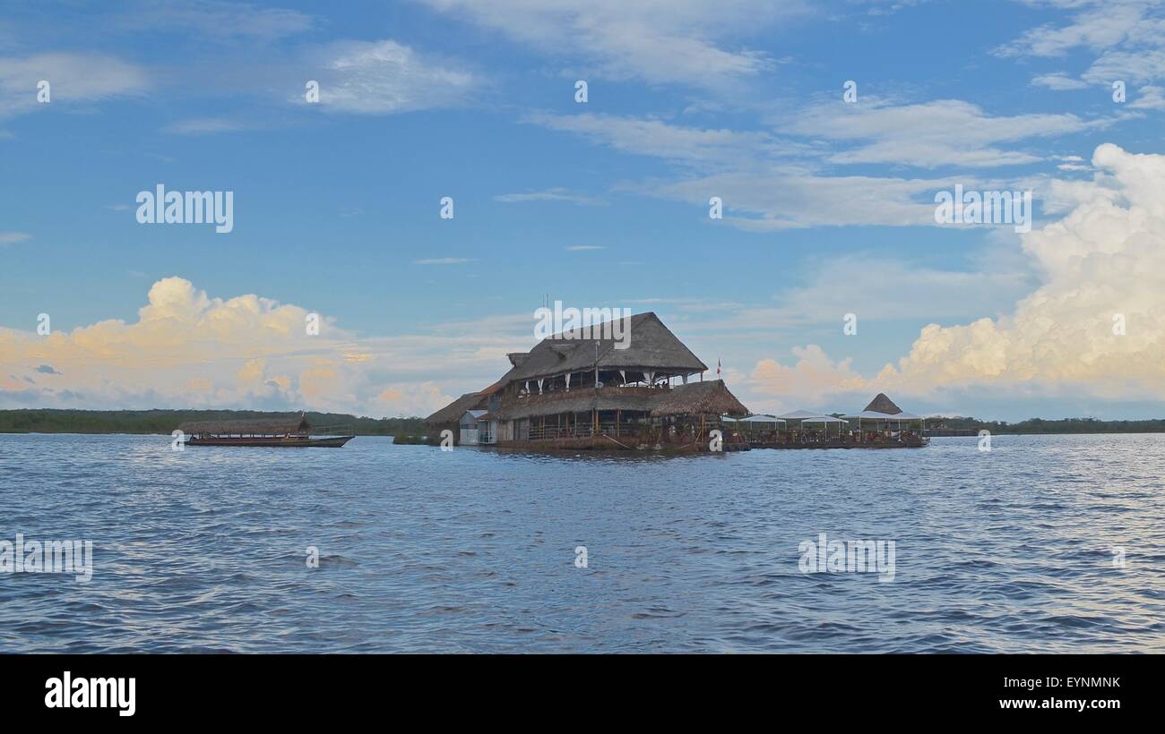 'Al Frio y el Fuego' un ristorante galleggiante gourmet galleggiante nel fiume Itaya vicino Iquitos, nell'Amazzonia peruviana. Foto Stock