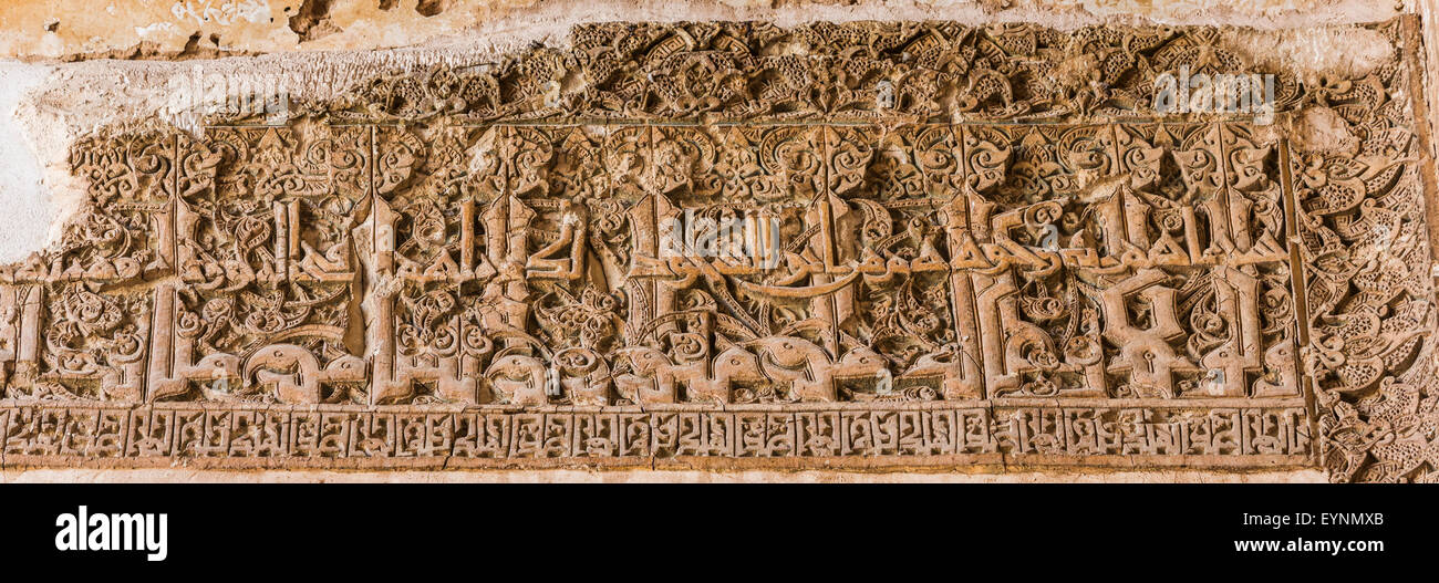 Stucco iscrizione Kufic decorazione di iwan della madrasa di Shams al-Din, Yazd, Iran Foto Stock