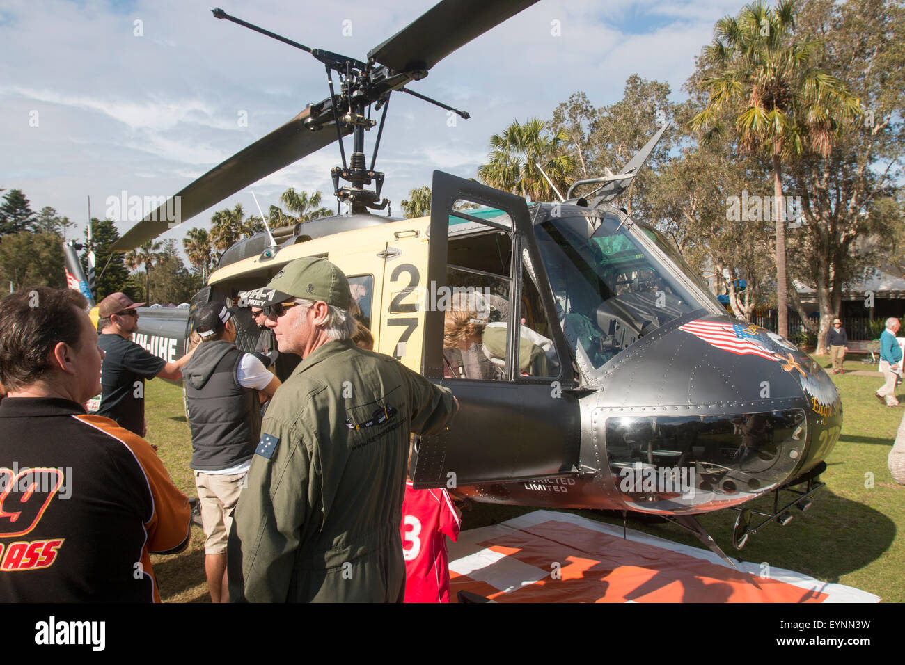 Bell UH-1 Iroquois Huey eagle un elicottero lasciando un militare di Sydney tattoo show,l'Australia Foto Stock