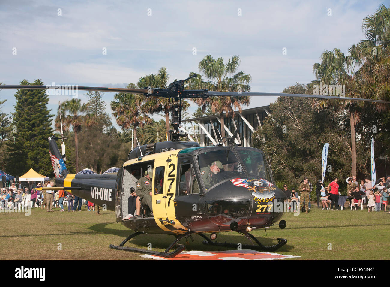 Bell UH-1 Iroquois Huey eagle un elicottero lasciando un militare di Sydney tattoo show,l'Australia Foto Stock