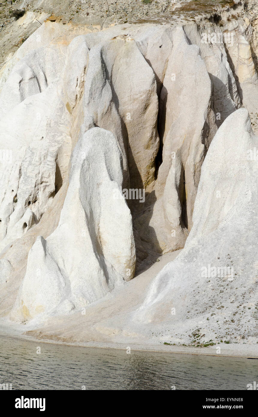 White formazioni rocciose, lago blu, Saint Bathans di Central Otago, Isola del Sud, Nuova Zelanda Foto Stock