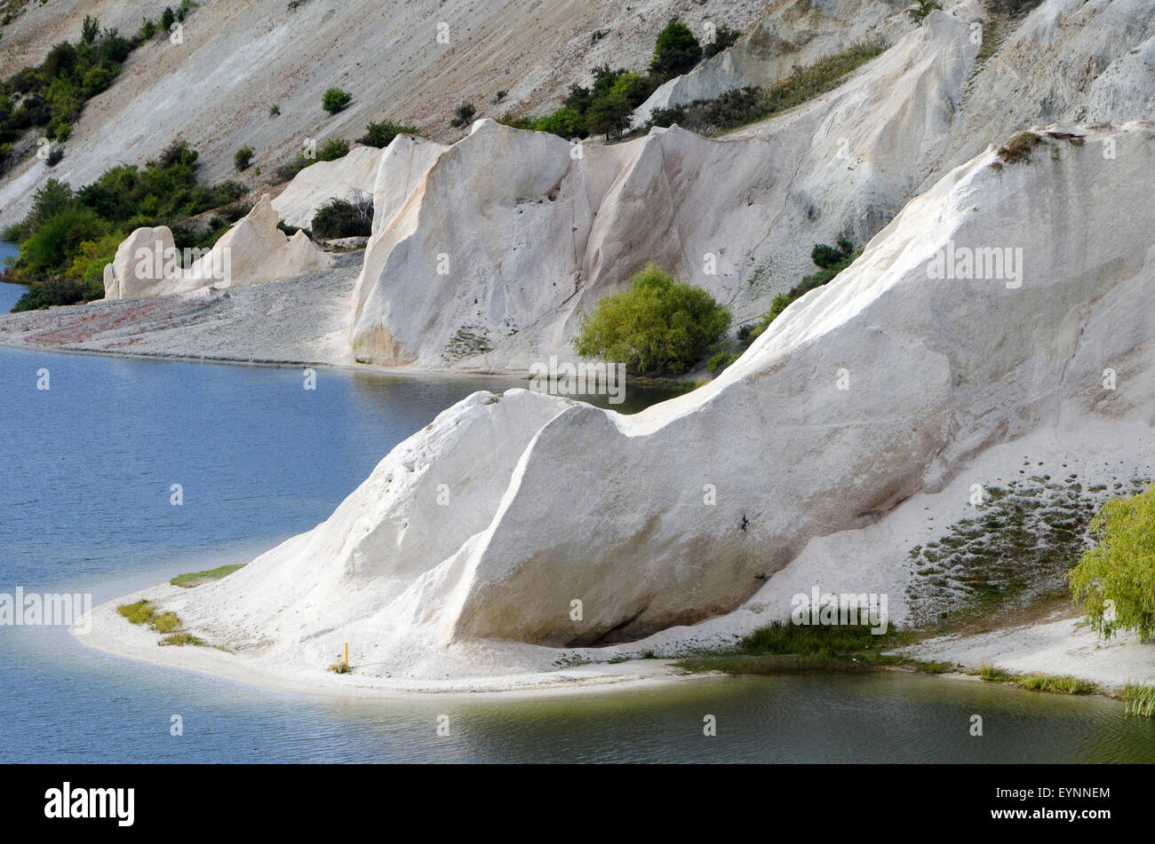 White formazioni rocciose, lago blu, Saint Bathans di Central Otago, Isola del Sud, Nuova Zelanda Foto Stock