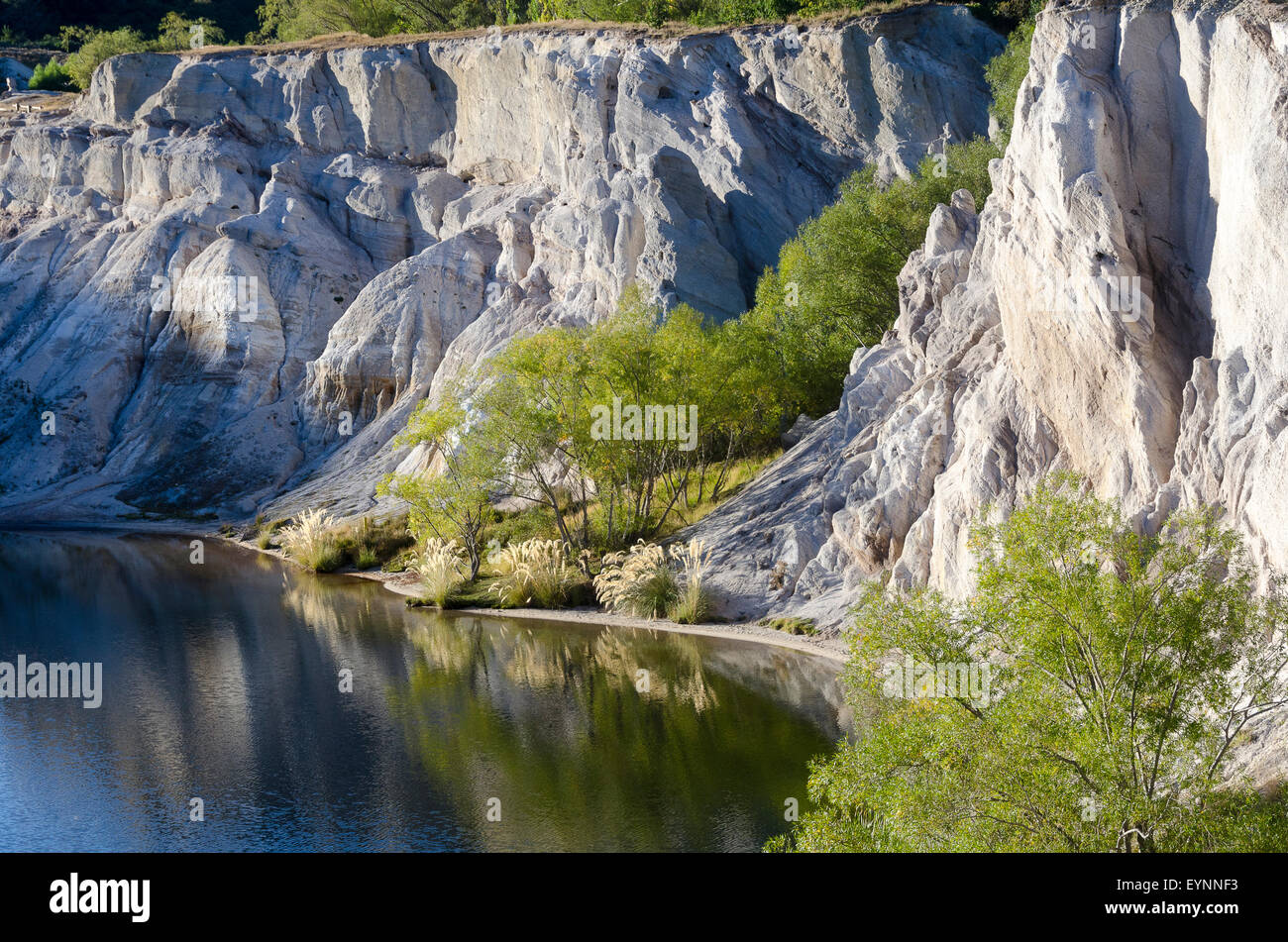 White formazioni rocciose, lago blu, Saint Bathans di Central Otago, Isola del Sud, Nuova Zelanda Foto Stock