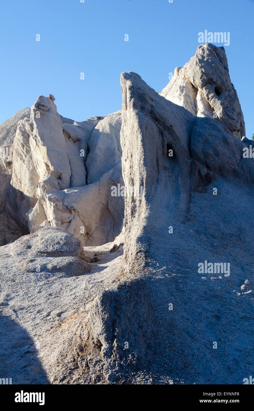 White formazioni rocciose, lago blu, Saint Bathans di Central Otago, Isola del Sud, Nuova Zelanda Foto Stock