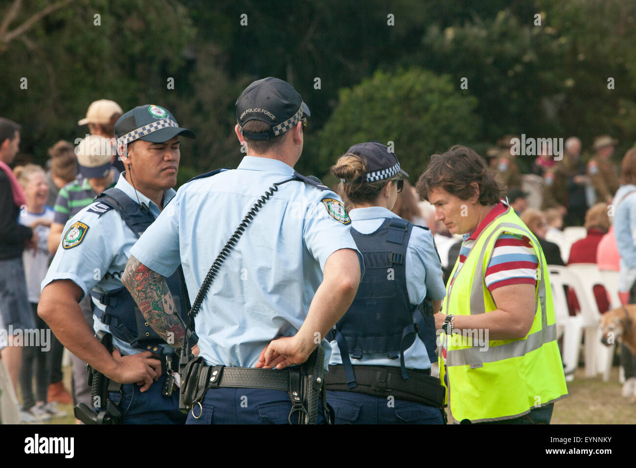 Ufficiali di polizia australiani maschi e femmine in un tatuaggio militare a Sydney, un ufficiale maschile ha un tatuaggio completo a braccio, Sydney, Australia Foto Stock
