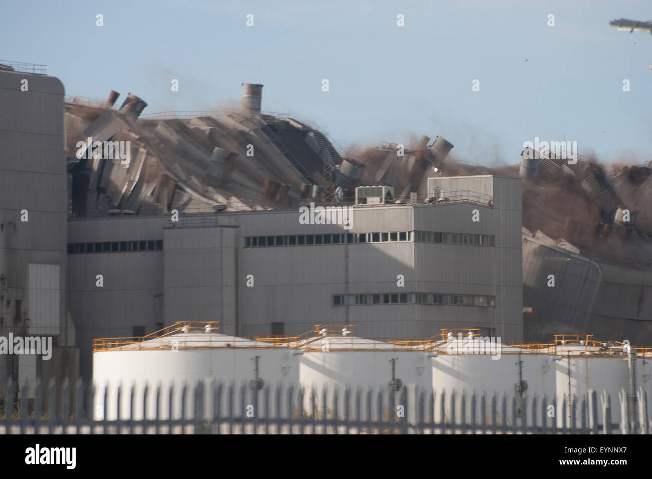 Medway, Kent. 2 agosto, 2015. Kingsnorth power station 3 Caldaia di demolizione di case. Credito: ANTHONY THOROGOOD/Alamy Live News Foto Stock