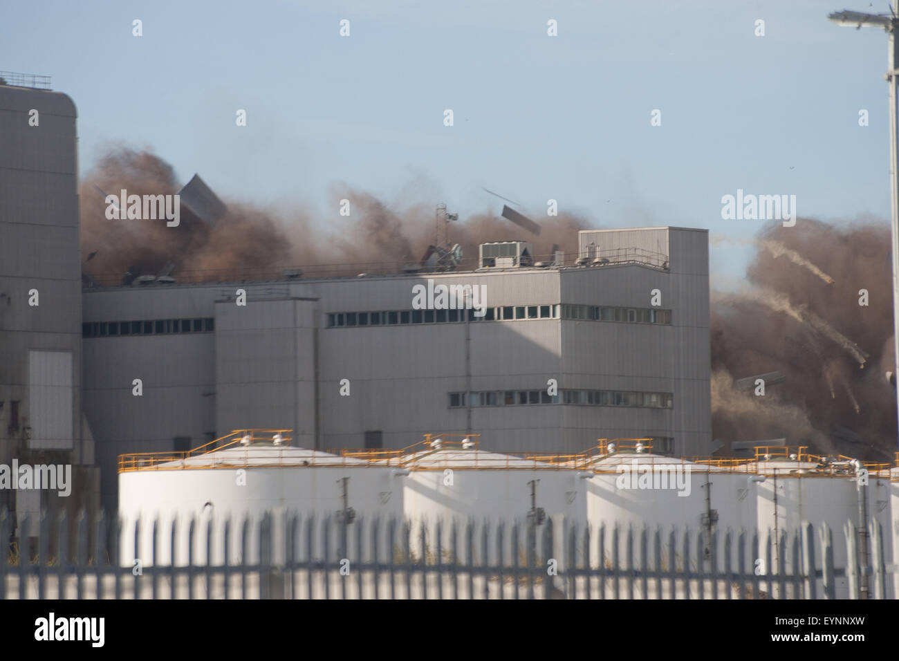 Medway, Kent. 2 agosto, 2015. Kingsnorth power station 3 Caldaia di demolizione di case. Credito: ANTHONY THOROGOOD/Alamy Live News Foto Stock