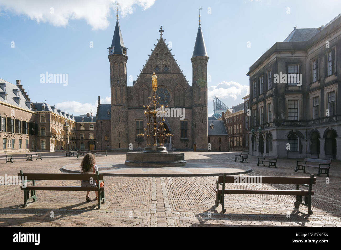 Binnenhof cortile, Den Haag (L'Aia), l'Aia, Paesi Bassi - caucasico giovane donna seduta su un banco di prima mattina Foto Stock