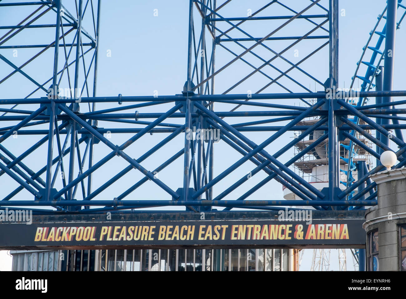 Big Dipper il brivido della corsa a Blackpool Pleasure Beach resort per vacanze, Lancashire, Inghilterra Foto Stock