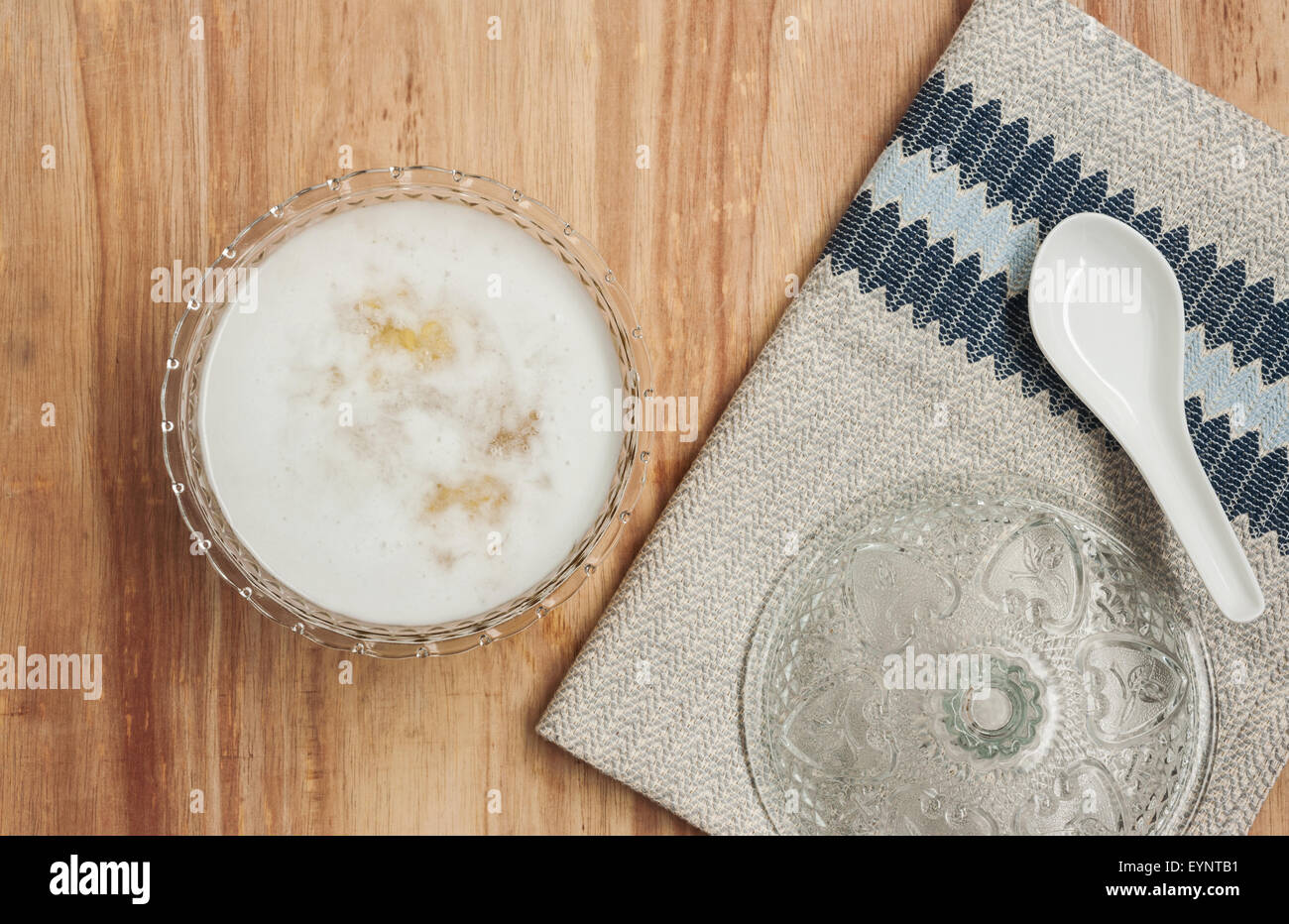 Il dessert con latte di cocco, dolce tradizionale per la Salute su sfondo di legno, cibo Dolce Stagione estiva Foto Stock