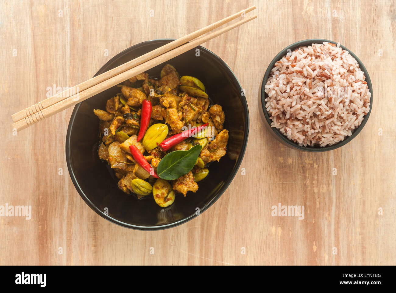 Fritti di carne di maiale piccante e sato con riso berry, cibo durante la stagione delle piogge, cibo sano, cibo originale stile asia Foto Stock
