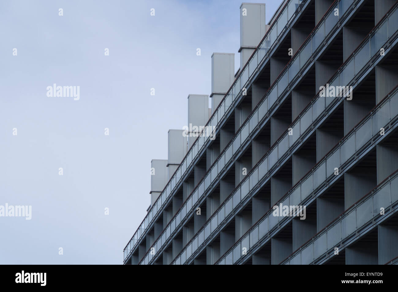Facciata di edificio residenziale, l'hotel dispone di terrazze Foto Stock