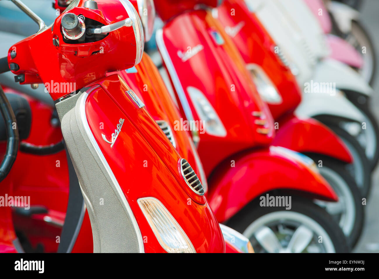 Scooter Vespa, una linea di Vespa parcheggiata in una strada sul colle Aventino nel centro di Roma, Italia. Foto Stock
