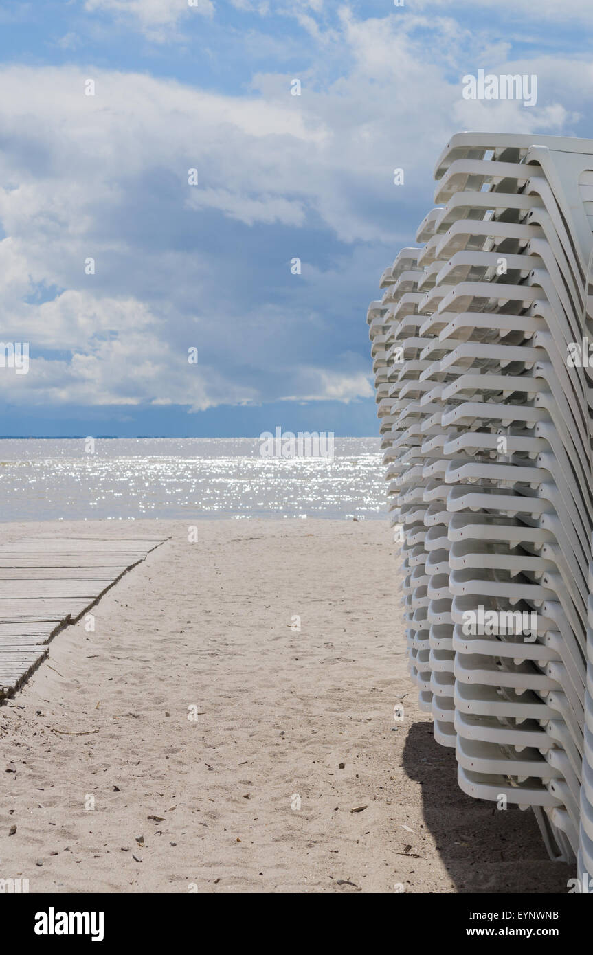 Impilate i lettini sulla spiaggia durante le tempeste Foto Stock