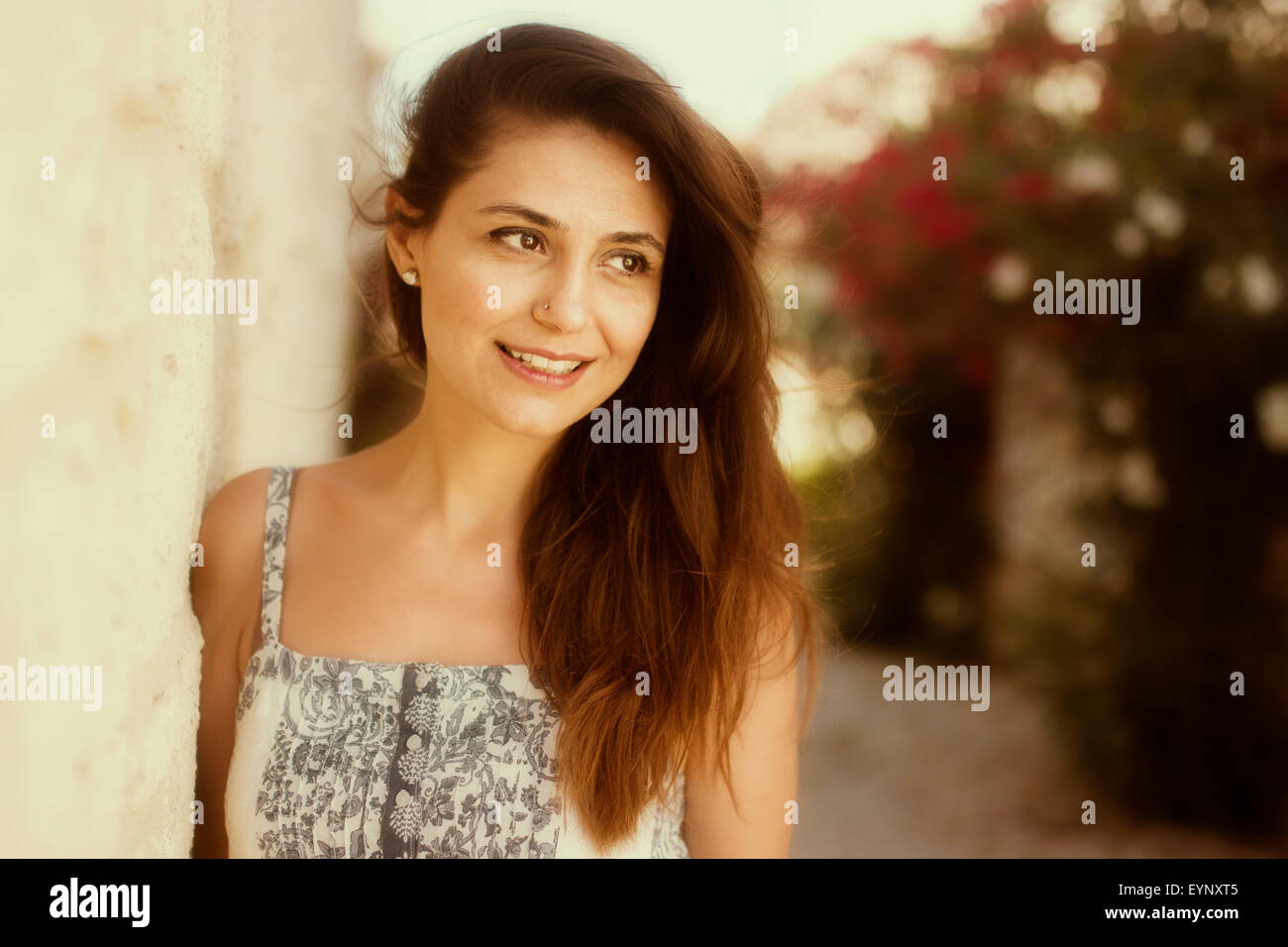 Bella Giovane Donna sorridente su giardino Foto Stock