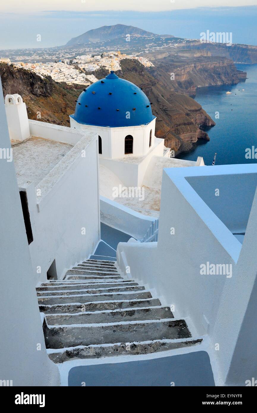 Passi verso il basso a una cupola blu chiesa in Imerovigli,Santorini, Grecia Foto Stock