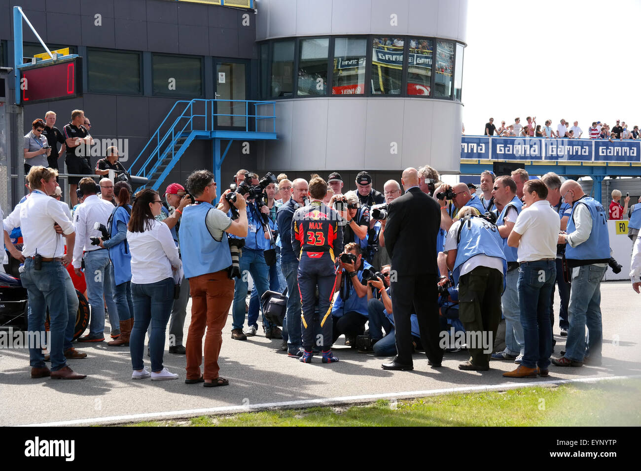 Attenzione dei media in Max Verstappen il più giovane del campionato mondiale Grand Prix F1 driver nella storia dello sport Foto Stock