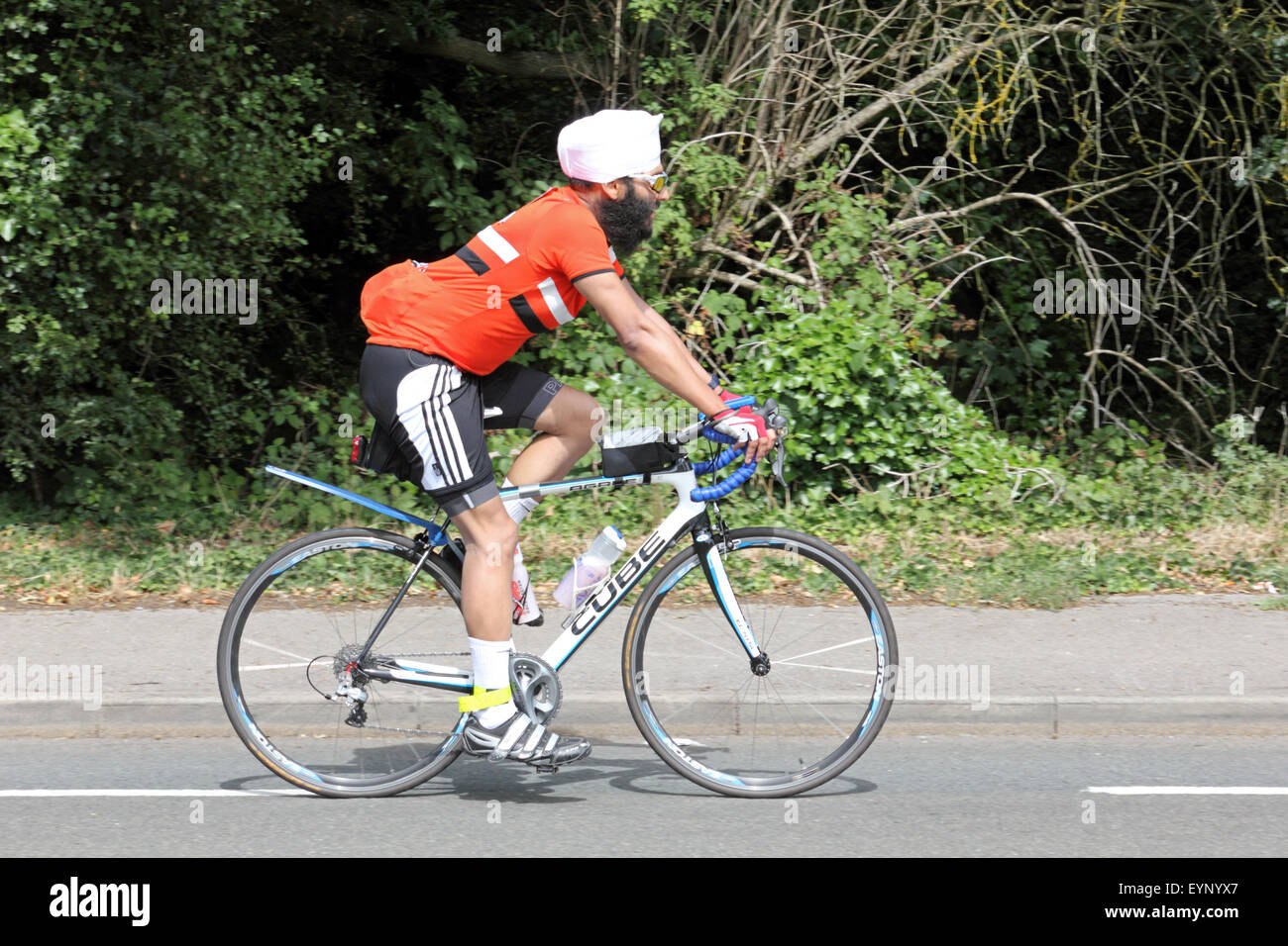 Esher, Surrey, Inghilterra, Regno Unito. Il 2 agosto 2015. I ciclisti dilettanti che partecipano alla Corsa prudenzialiLondon-Surrey 100. La 100 Miglia di sfida è lungo lo stesso percorso come i professionisti, con l'incentivo aggiunto per la raccolta di fondi per una buona causa. Nessun F9140 passa lungo il Portsmouth Road in direzione di Kingston sul homeward gamba del credito ride: Julia Gavin UK/Alamy Live News Foto Stock