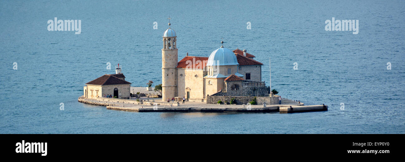 Baia di Kotor Montenegro per i turisti che visitano la Madonna delle rocce e chiesa cattolica su un isola artificiale nel mare Adriatico Foto Stock