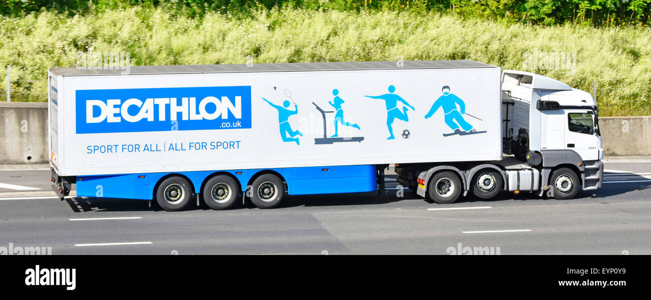 Della catena logistica per il decathlon business rimorchio articolato & hgv juggernaut autocarro autocarro percorrendo l autostrada del Regno Unito Essex Inghilterra Foto Stock
