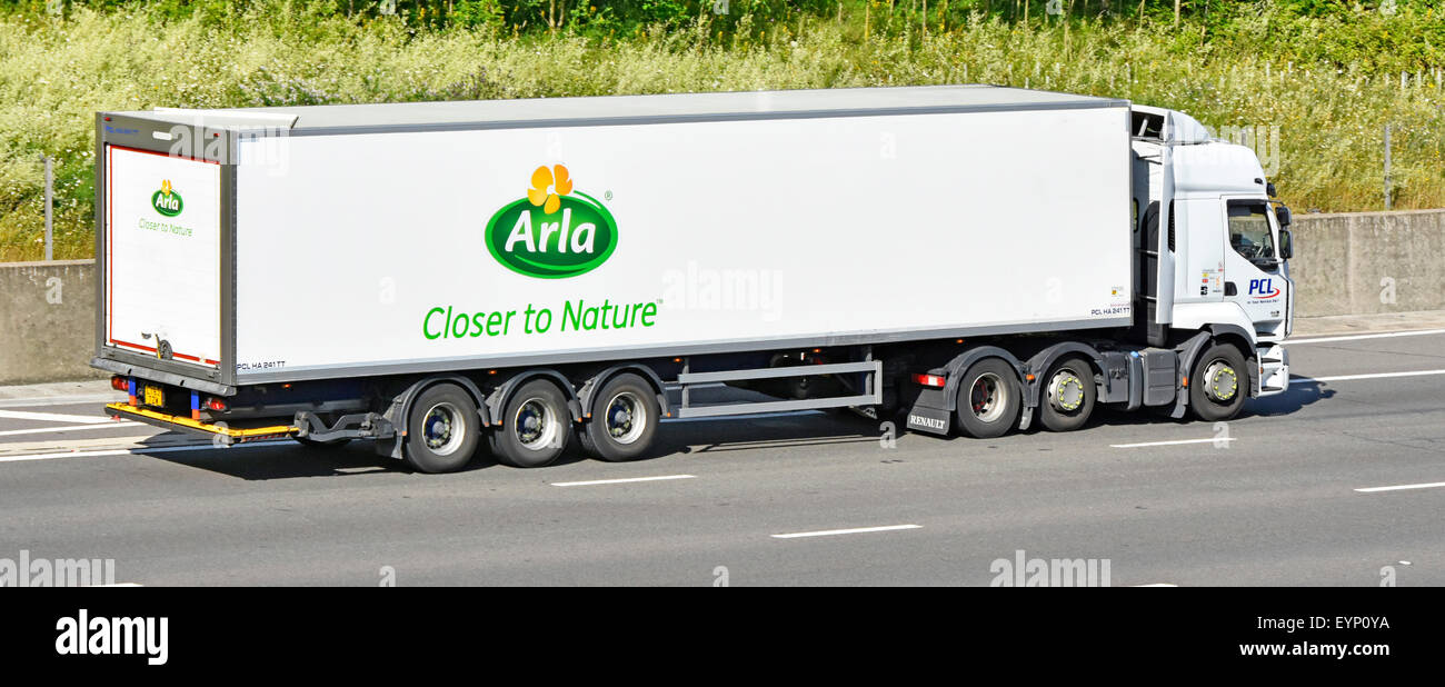 Della catena logistica per Arla Foods prodotti lattiero-caseari distribuzione rimorchio snodato con logo & PCL autocarro autocarro percorrendo l autostrada DEL REGNO UNITO Inghilterra Foto Stock