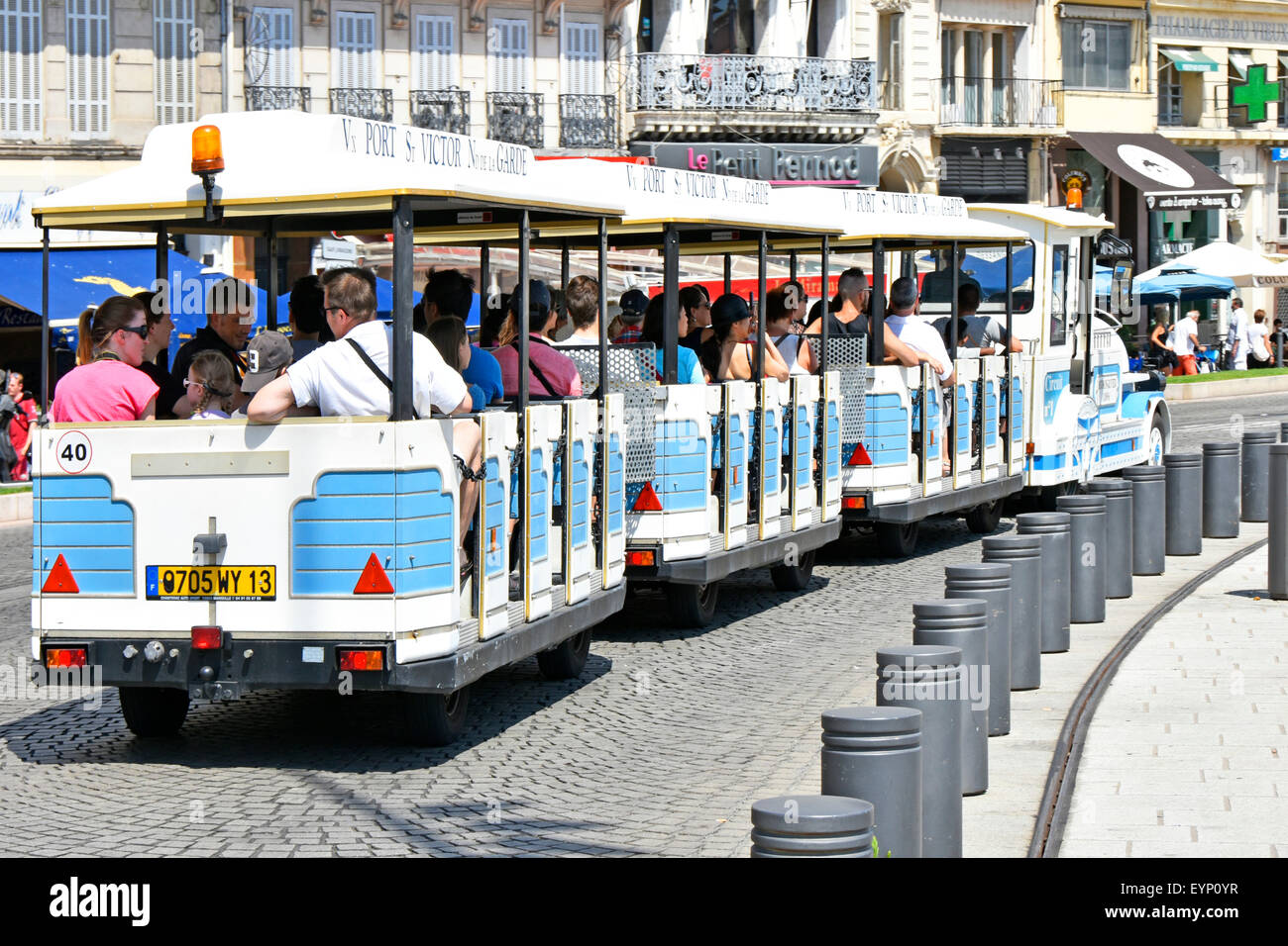 A pieno carico sightseeing 'Road train' viaggiando lungo il lungomare presso il porto vecchio di Marsiglia (Vieux-Port) Foto Stock