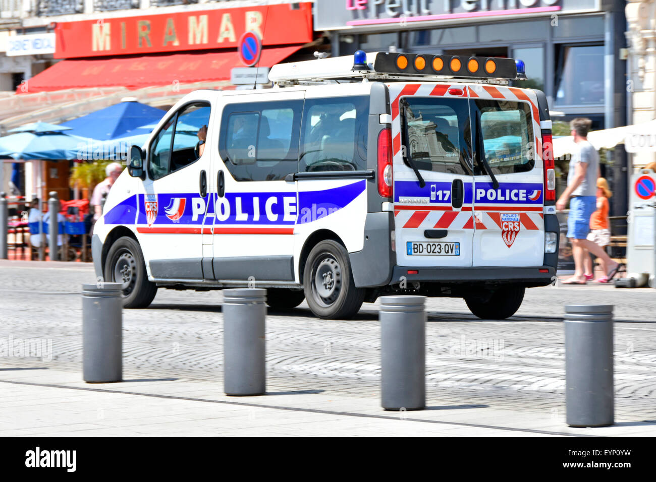 Marsiglia francese veicolo polizia pattugliano la zona fronte mare del porto vecchio di Marsiglia Vieux Port Provence Sud della Francia Foto Stock