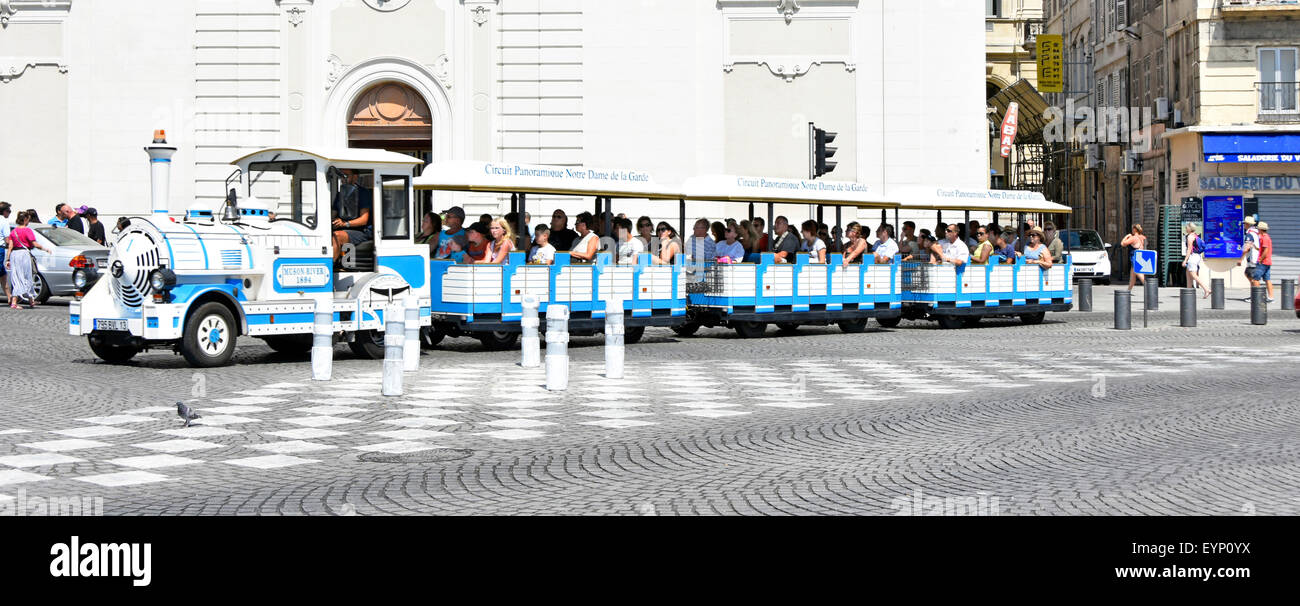 A pieno carico sightseeing 'Road train' viaggiando lungo il lungomare presso il porto vecchio di Marsiglia (Vieux-Port) Foto Stock