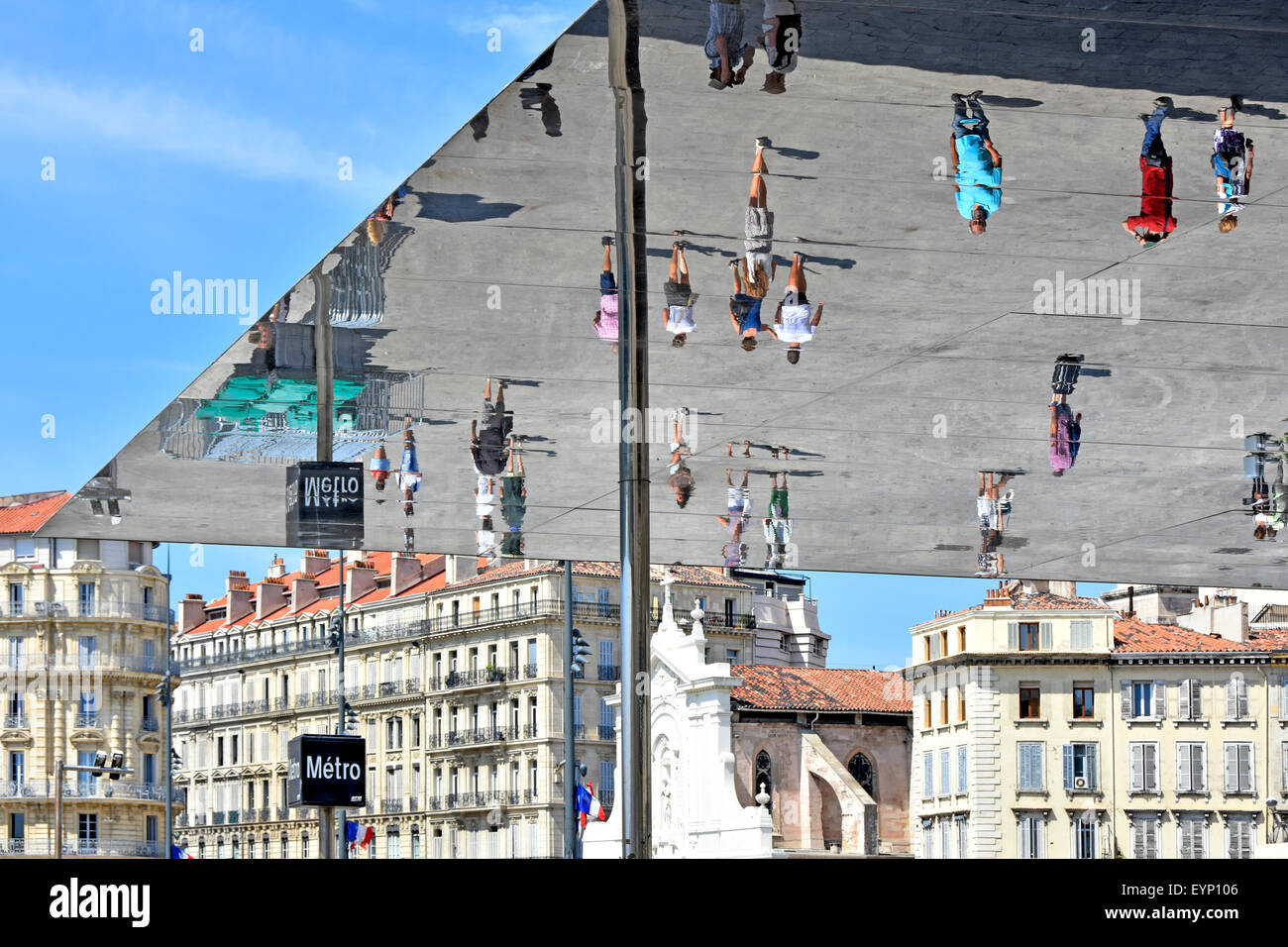 Marsiglia Francia Vieux Port stazione della metropolitana sign & Ombriere specchio con persone riflessioni di immagine sotto Norman promuove la tettoia nel vecchio porto di Marsiglia Foto Stock