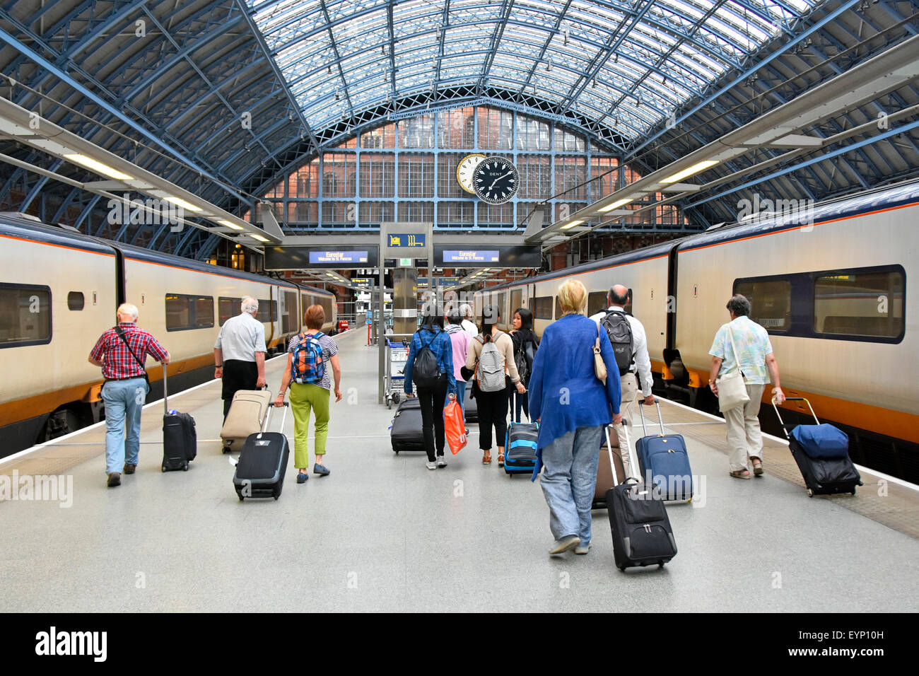 Treno Eurostar St Pancras International piattaforma Eurostar vista posteriore gruppo di passeggeri che trasportano valigie all'uscita della stazione di Camden Londra Inghilterra Regno Unito Foto Stock