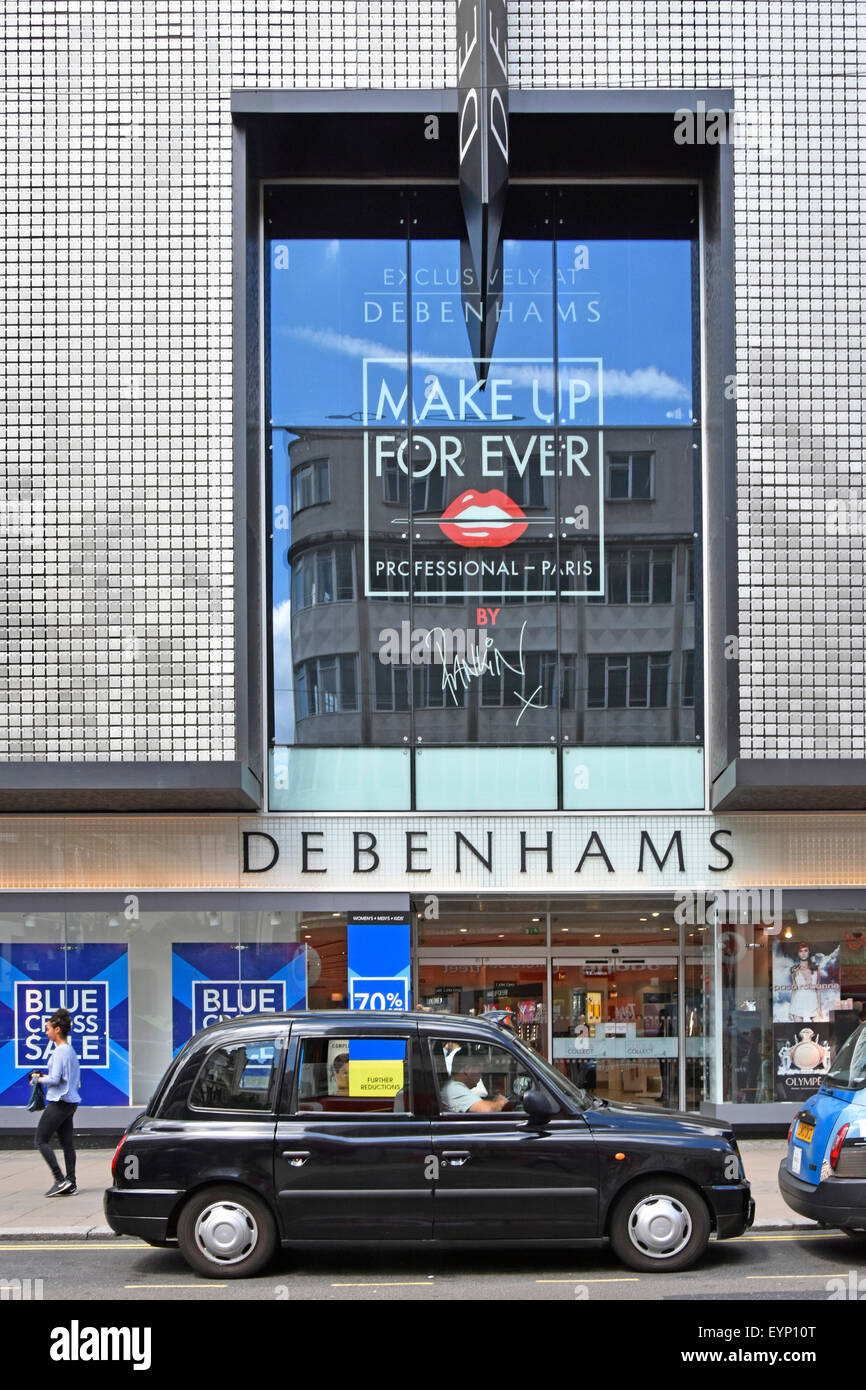 Londra taxi driver in London Black Cab in Oxford Street in attesa al di fuori di entrata al negozio Debenhams West End di Londra Inghilterra REGNO UNITO shopping Foto Stock
