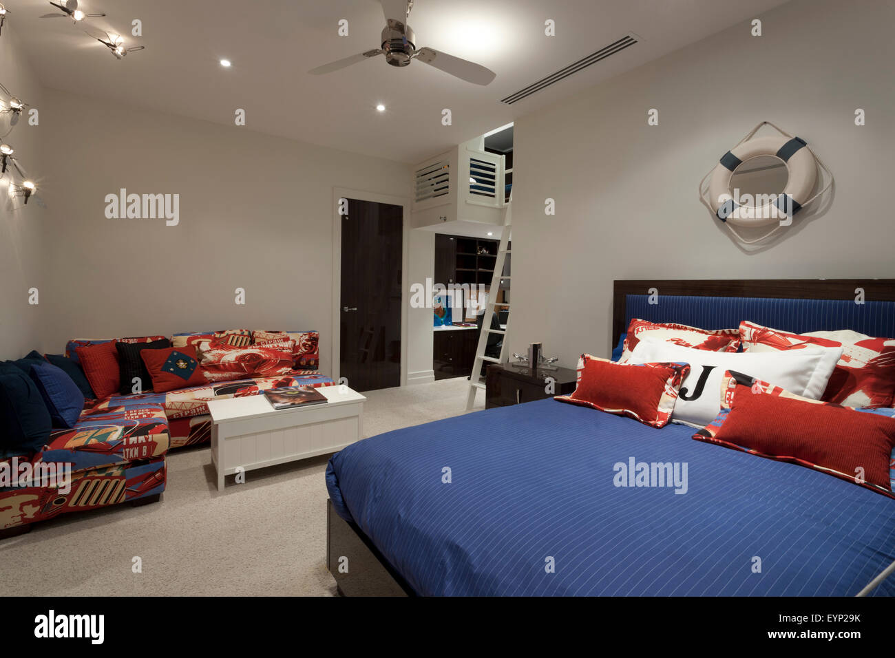 Marine - themed la camera da letto con un divano ad angolo e un tavolo da caffè Foto Stock