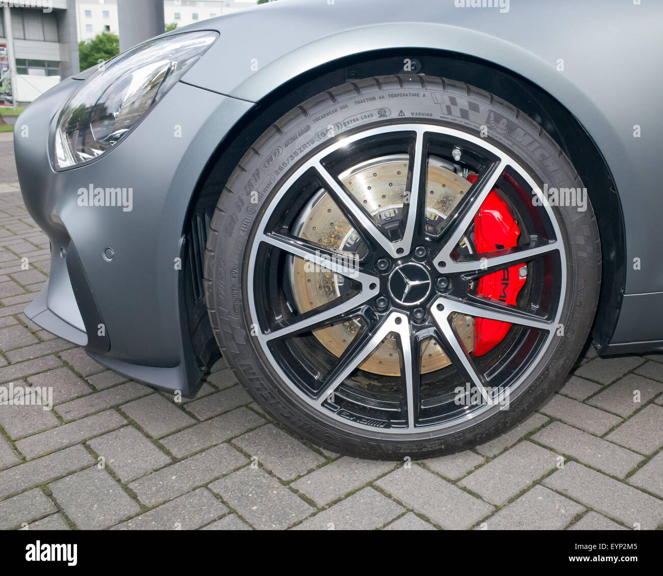 Anteriore Ruota in lega di una Mercedes Benz AMG GT Foto stock - Alamy