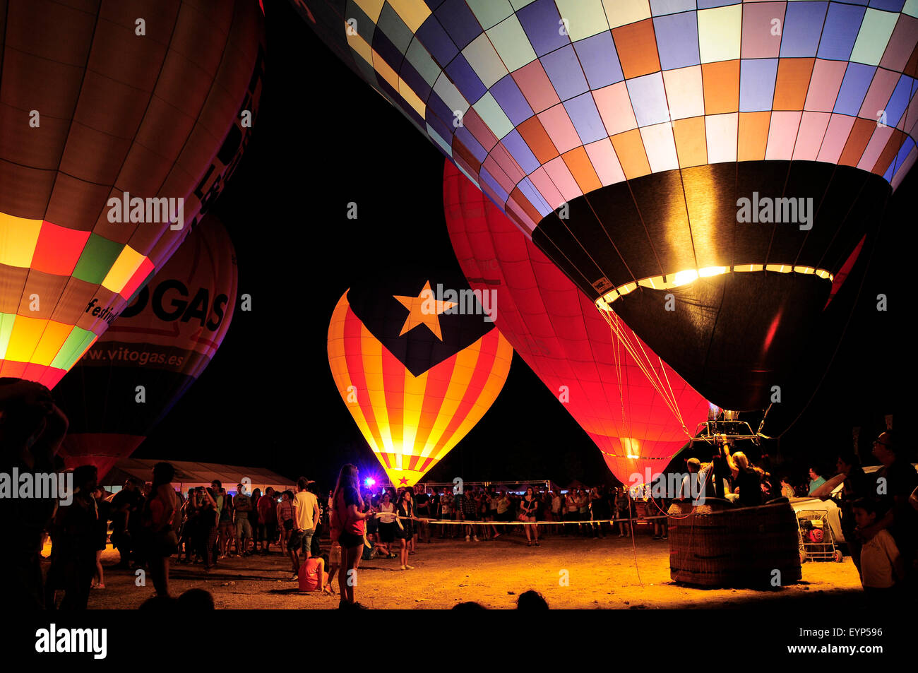 Premi e bagliore di notte all'aeroporto. Concorso di volo presso l'European Balloon Festival (FBE), i palloni ad aria calda. Igualada, L' Foto Stock