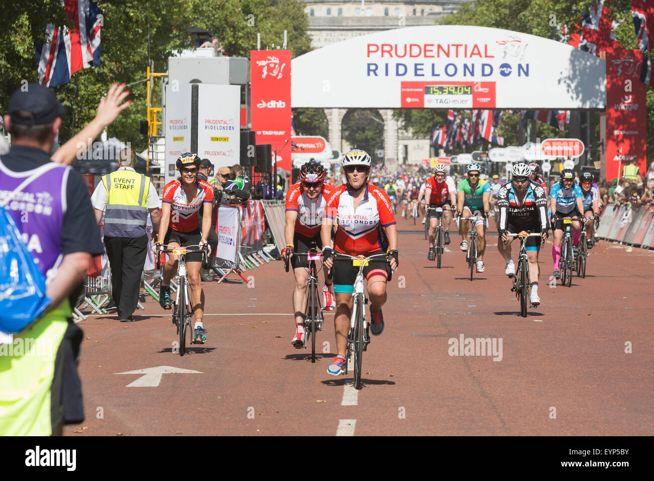 Londra, Regno Unito. 2 agosto, 2015 ridelondon prudenziali 2015. presenter jenni falconer e x-factor vincitore sam bailey finish prudential ridelondon Londra-surrey 100 gara. Credito: ontheroad/alamy live news Foto Stock